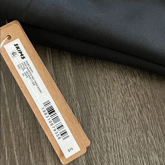 SKIMS Body High Waisted Mid Thigh Short in Onyx Size XS - Picture 7 of 8